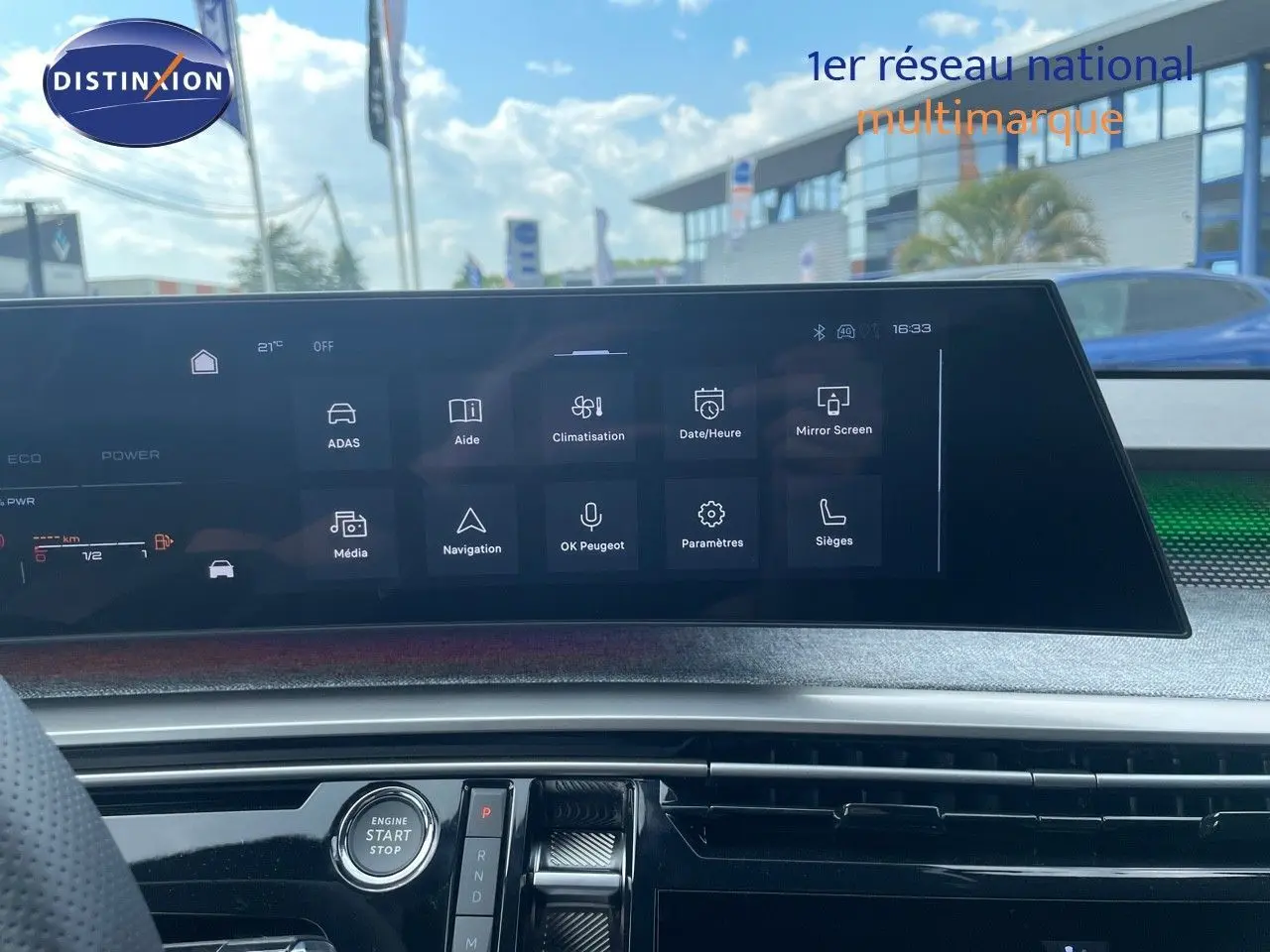 Tableau de bord du Peugeot 5008 HYBRID 136CH GT 2025 avec écran tactile large et bouton start/stop, vue intérieure frontale.