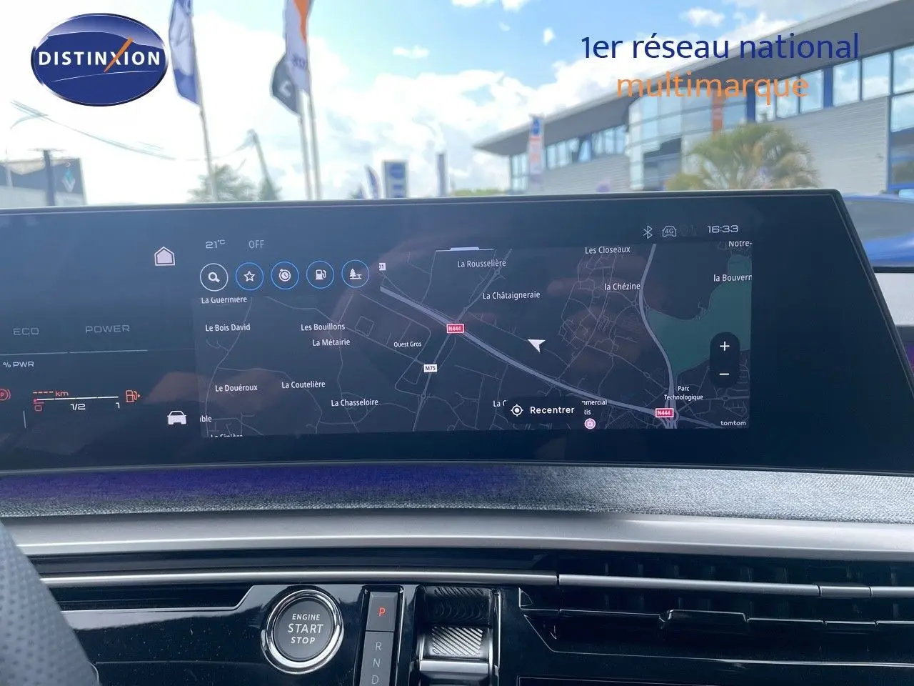 Tableau de bord du Peugeot 5008 Hybrid 136ch GT 2025 avec écran tactile affichant la navigation, vue frontale intérieure.