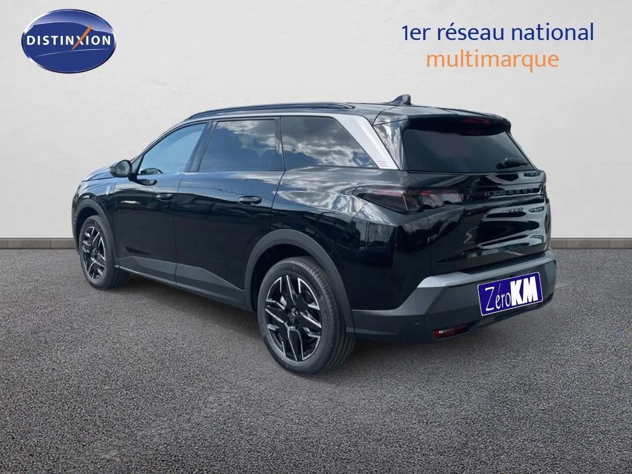 Peugeot 5008 noir perle métal en 3/4 arrière droit, soulignant ses jantes noires et son hayon élégant.