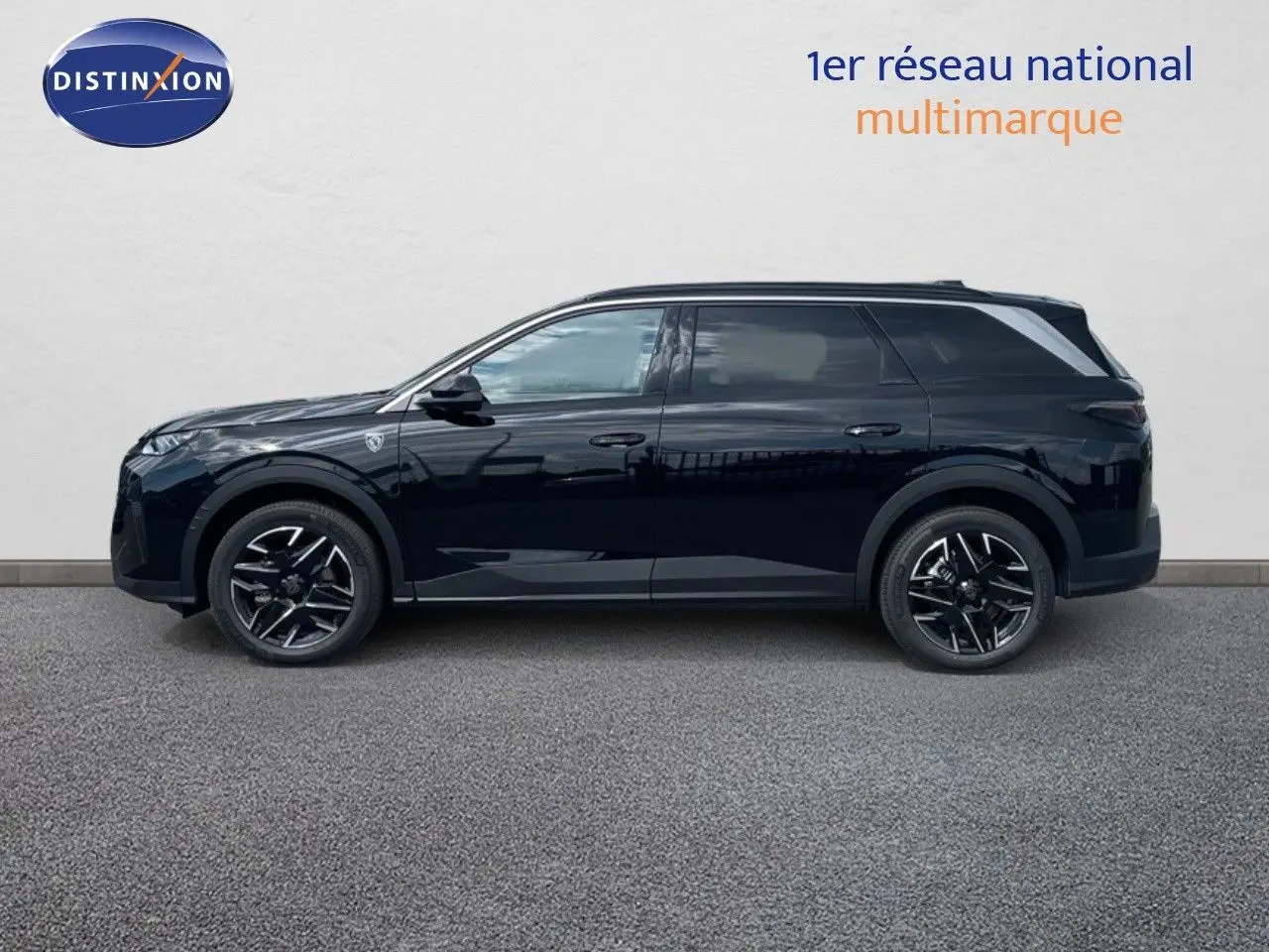 Profil latéral droit du Peugeot 5008 Hybrid 136ch GT noir perle métal avec jantes noires bicolores et vitres teintées.