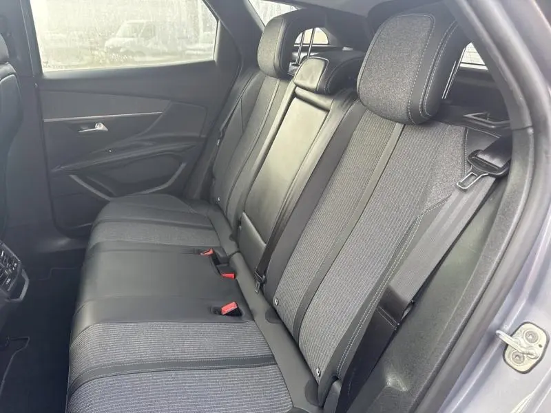 Vue côté gauche de la banquette arrière gris TEP et tissu Colyn Mistral du Peugeot 3008 2022 finition Allure Pack.