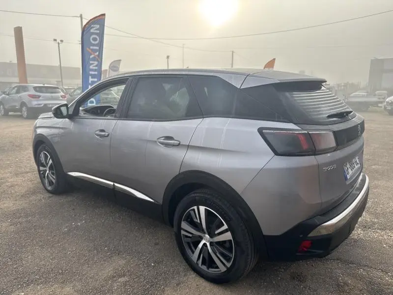 Peugeot 3008 gris Artense vue 3/4 arrière droit, jantes alliage et vitres arrière surteintées.