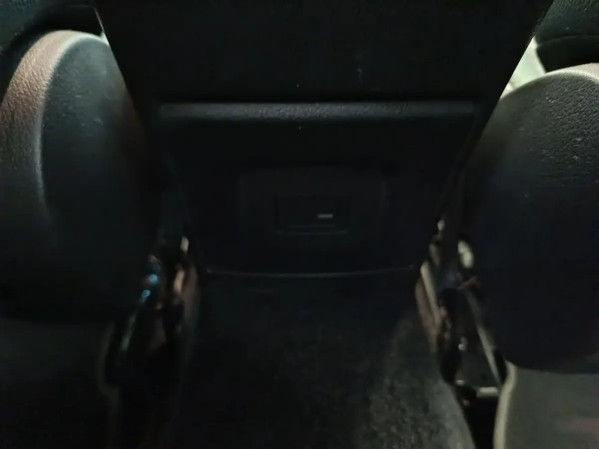 Vue rapprochée de la console centrale arrière noire de la Mercedes Classe A 250 e Business Line 2021.