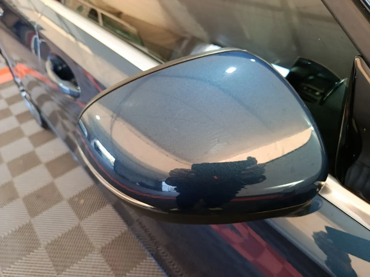 Rétroviseur côté gauche bleu métallisé de la Mercedes Classe A 250 e Business Line 2021, vue rapprochée.