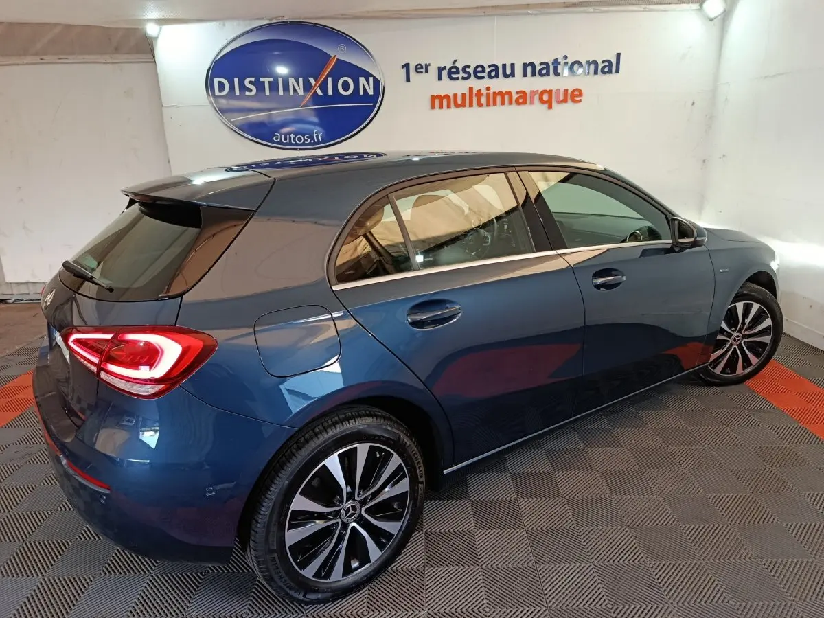 Vue 3/4 arrière droite d'une Mercedes Classe A 250 e Business Line bleu, avec feux LED et jantes alliage distinctives.