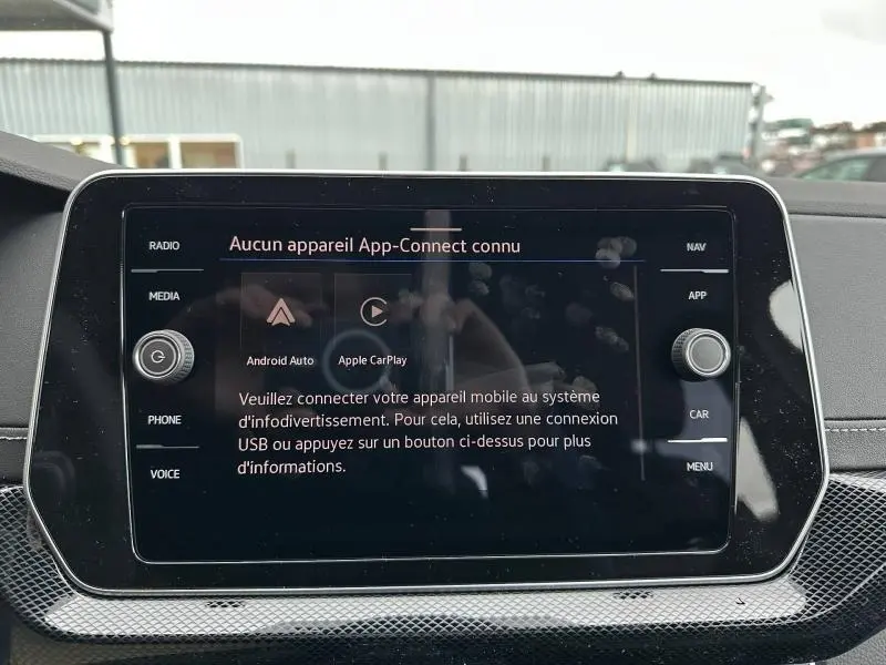 Écran tactile central du Volkswagen T-Cross 2026 affichant le message de connexion App-Connect, entouré de commandes.