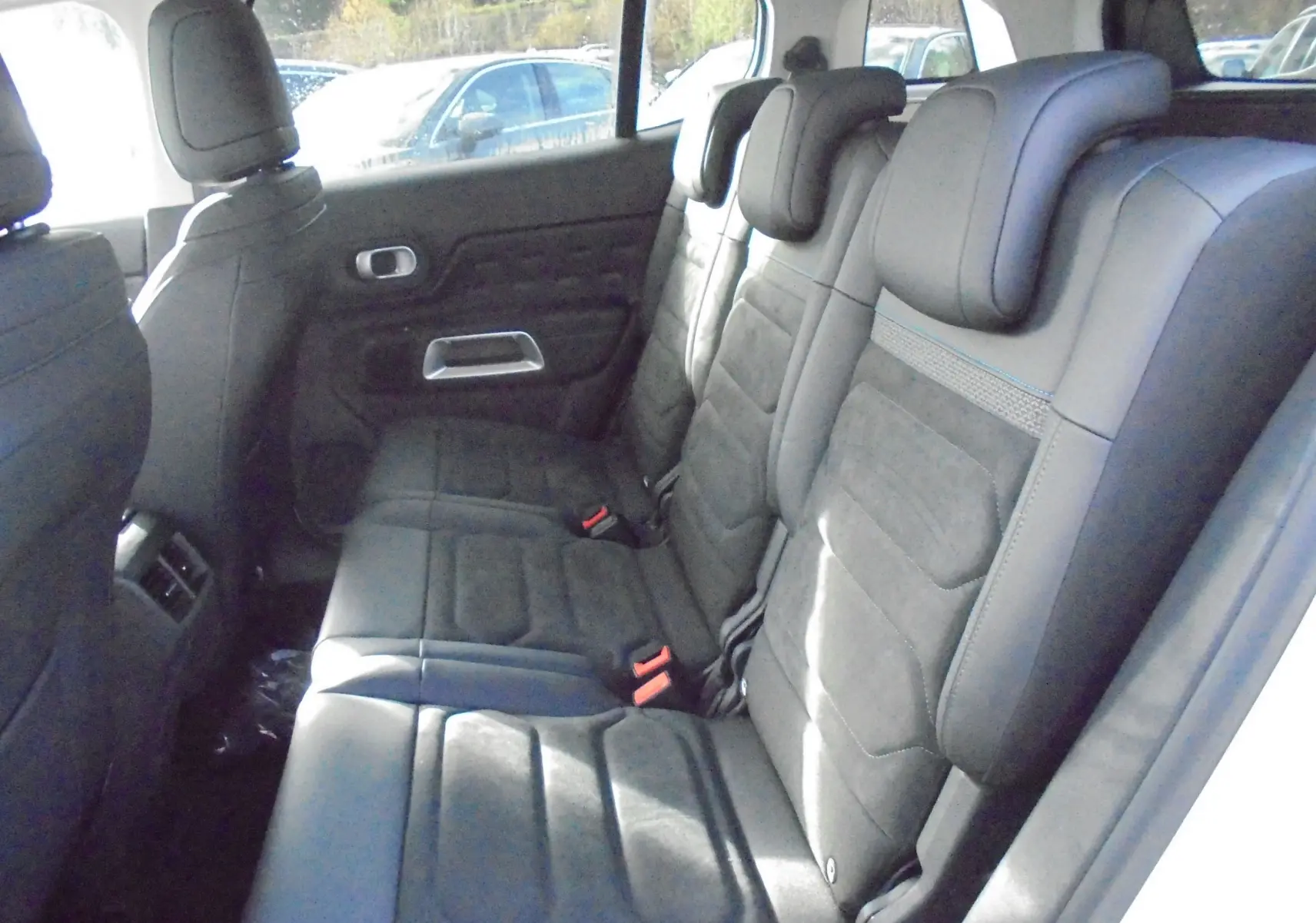 Vue intérieure côté droit des sièges arrière en cuir noir du Citroën C5 Aircross blanc banquise 2022 Shine.