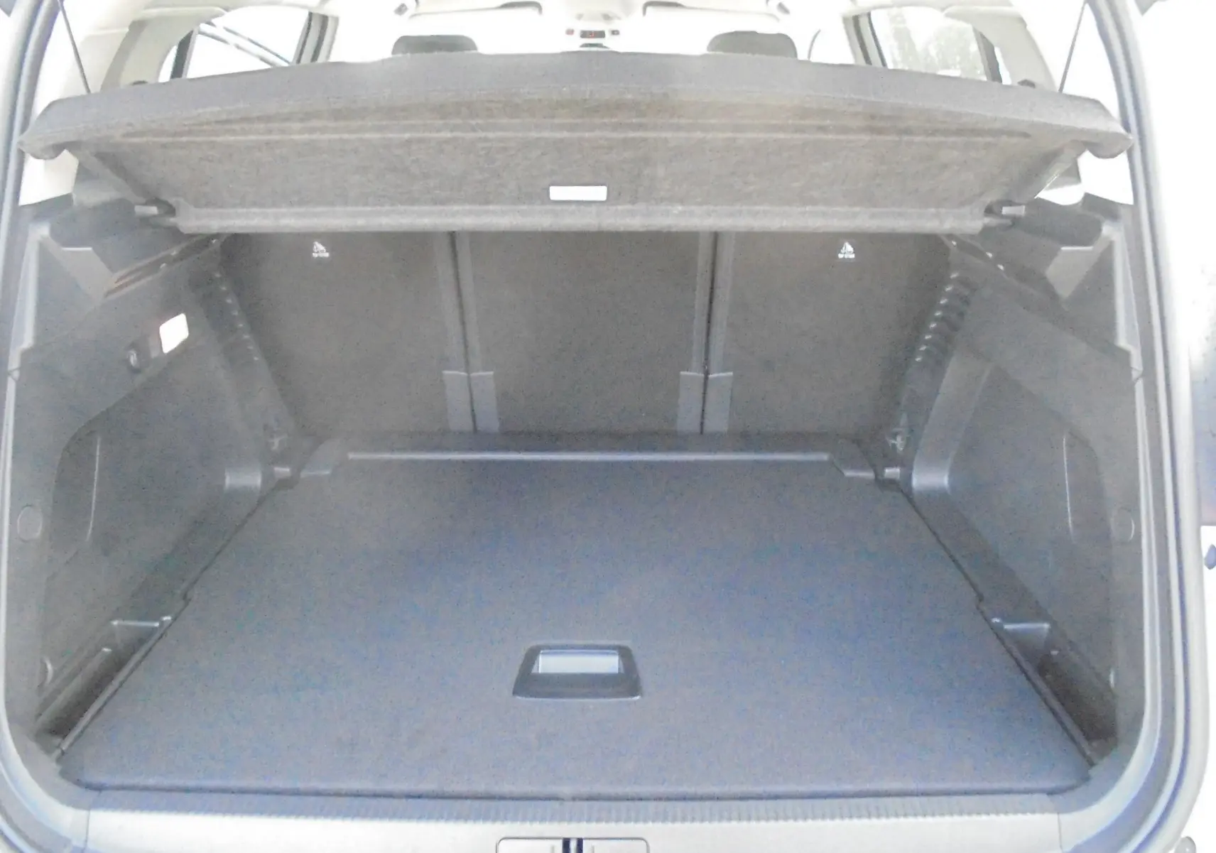 Coffre ouvert du Citroën C5 Aircross blanc banquise, vue intérieure montrant l'espace de chargement et la tablette cache-bagages.