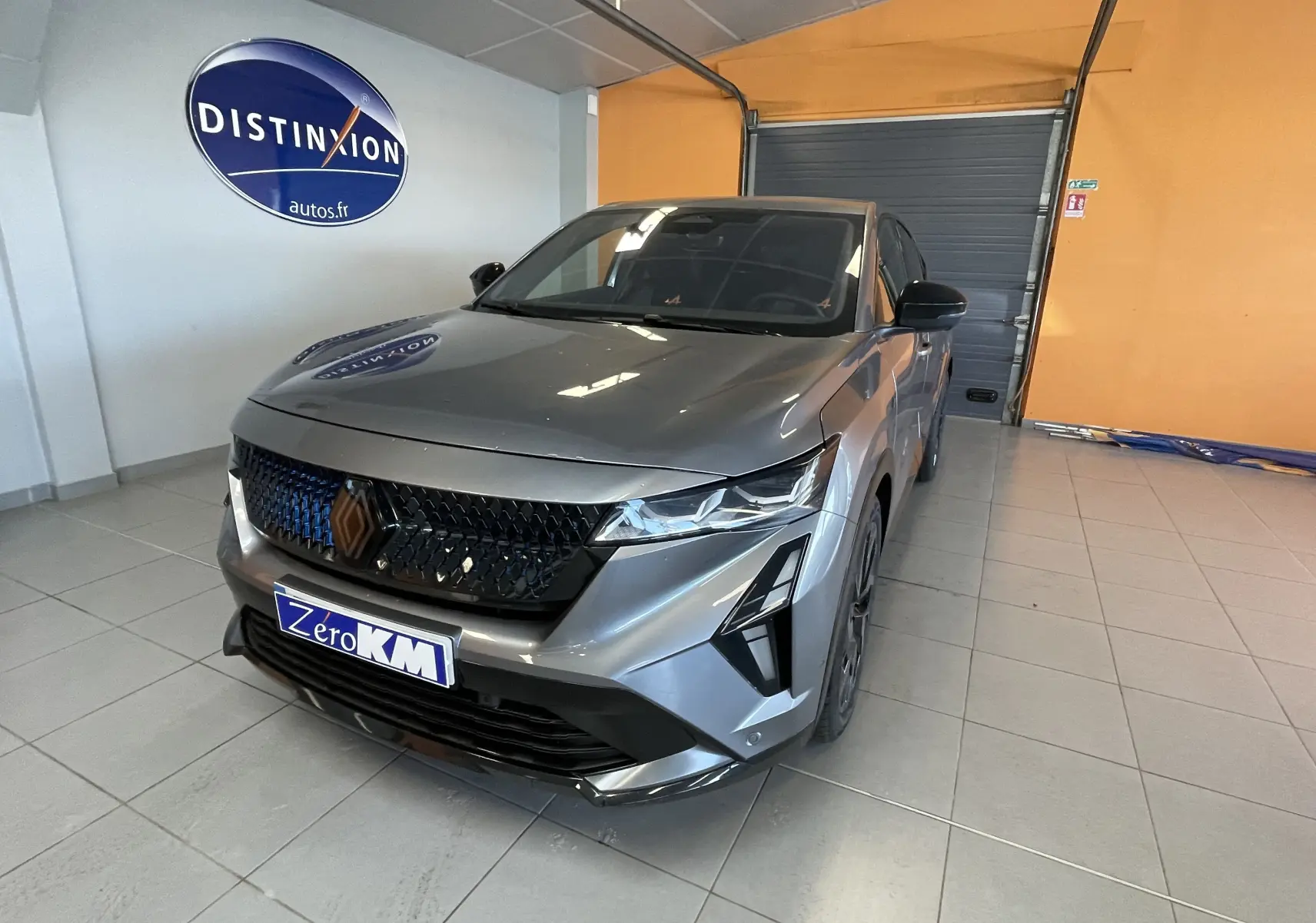 Renault Rafale Esprit Alpine E-Tech 200 gris shiste en 3/4 avant droit, avec calandre noire et phares LED distinctifs.