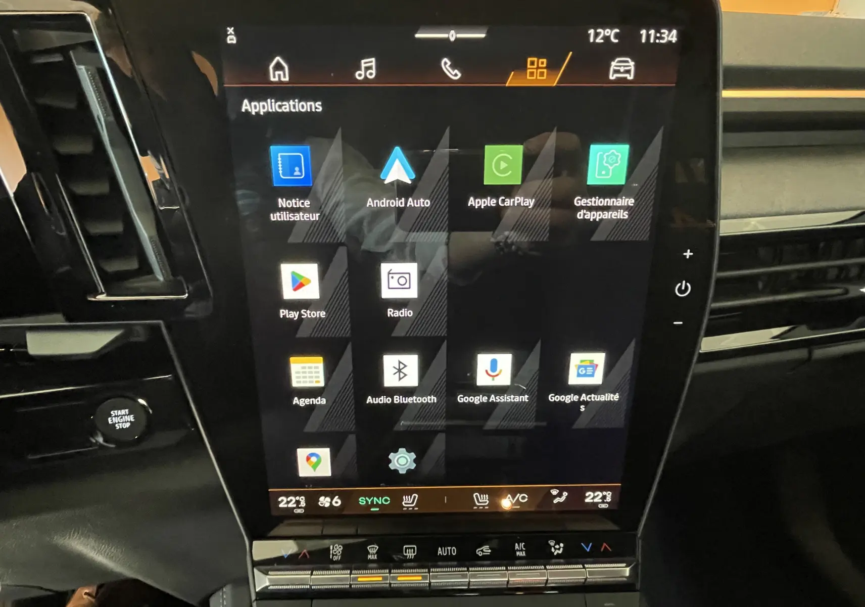 Écran tactile central du Renault Rafale Esprit Alpine E-Tech 200 2024, affichant les applications connectées.