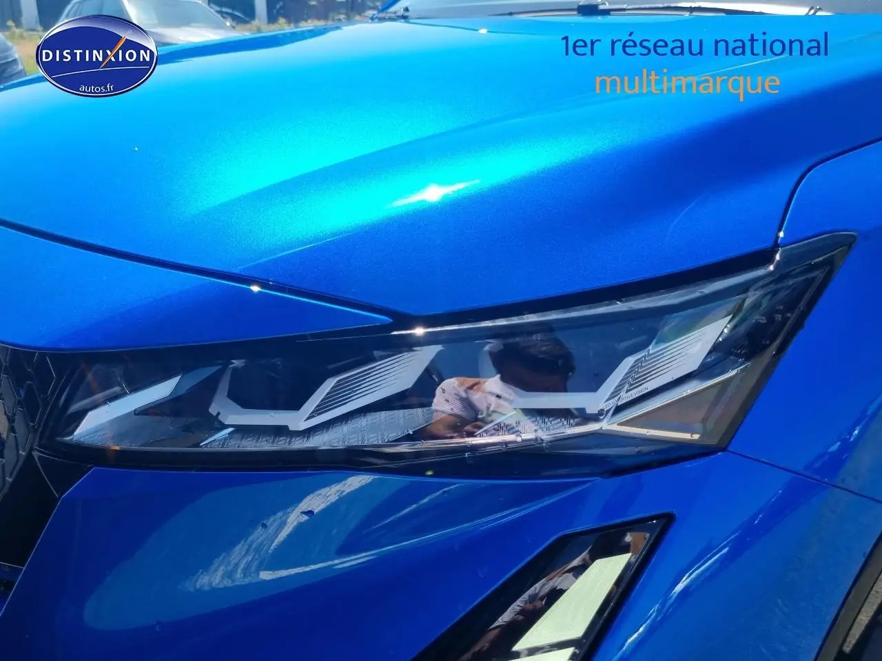 Gros plan sur le phare avant droit bleu sommet de la Renault Rafale 1.2 e-tech full hybrid 200 esprit alpine 2025