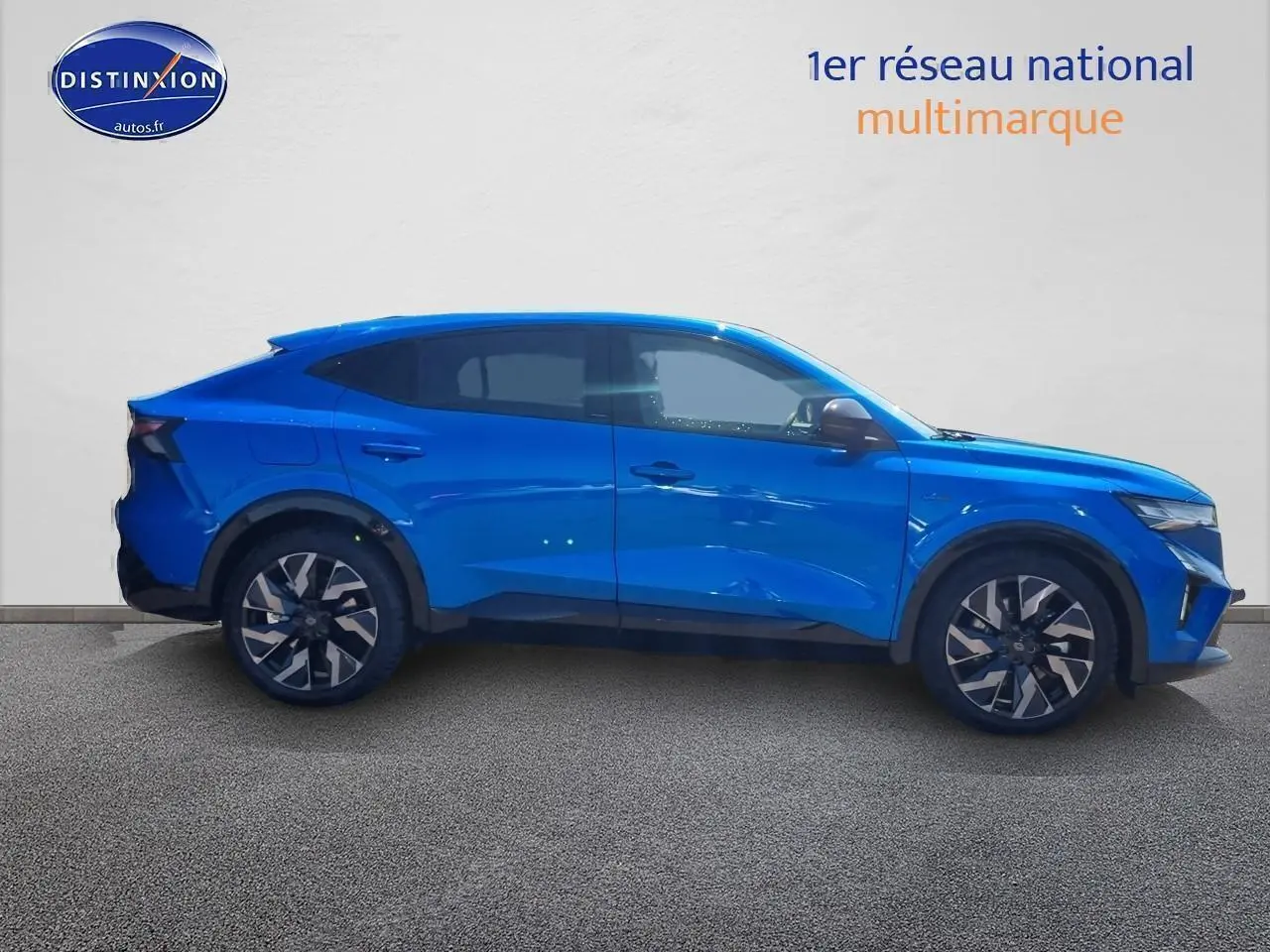 Profil droit de la Renault Rafale 1.2 e-tech full hybrid 200 esprit alpine bleu sommet avec jantes alu distinctives.