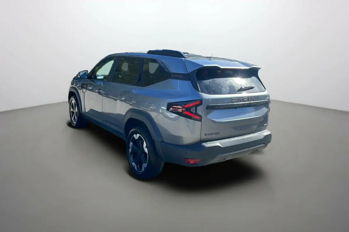 Vue 3/4 arrière droite du Dacia Bigster gris schiste 2025, version TCE 130 4x4 Extreme Plus avec jantes distinctives.