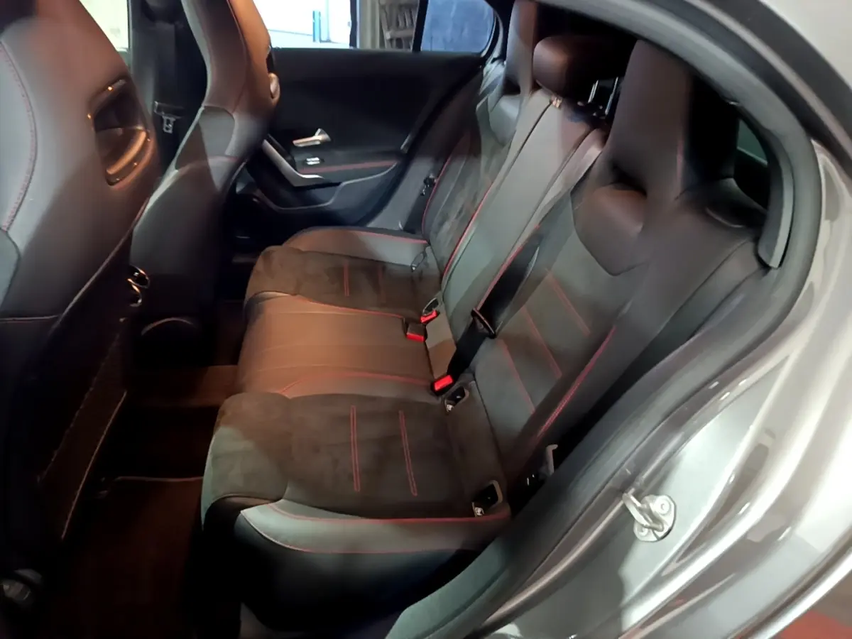 Vue intérieure arrière droite des sièges en cuir et alcantara noirs avec surpiqûres rouges de la Mercedes Classe A A 250 e AMG Line 2021.