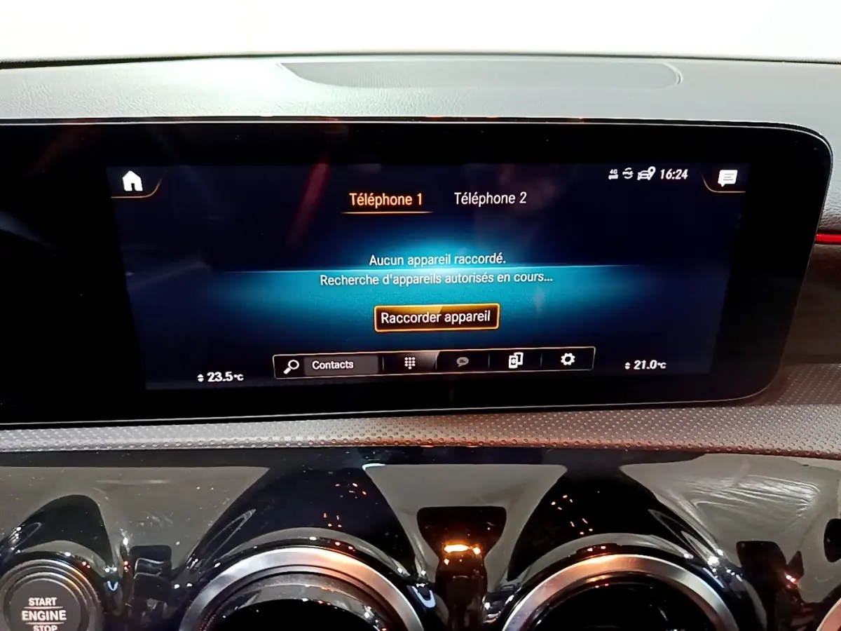 Écran tactile central allumé affichant la connexion Bluetooth dans l'habitacle d'une Mercedes Classe A gris foncé.