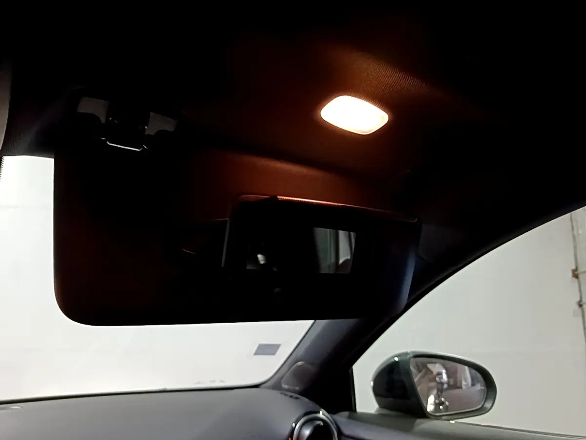 Détail intérieur du pare-soleil côté conducteur avec miroir éclairé sur Mercedes Classe A gris foncé 2021.