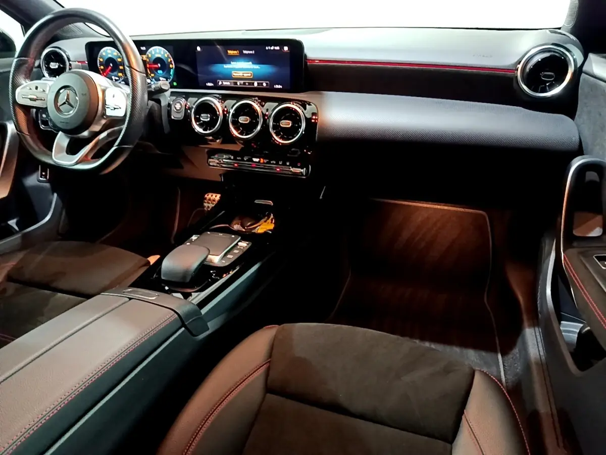 Intérieur de la Mercedes Classe A 250 e AMG Line 2021, vue côté passager avec tableau de bord noir et volant cuir alu.