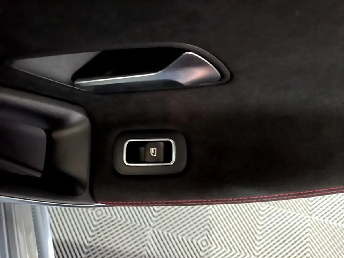 Détail de la commande de vitre sur la porte intérieure côté conducteur d’une Mercedes Classe A gris foncé AMG Line.