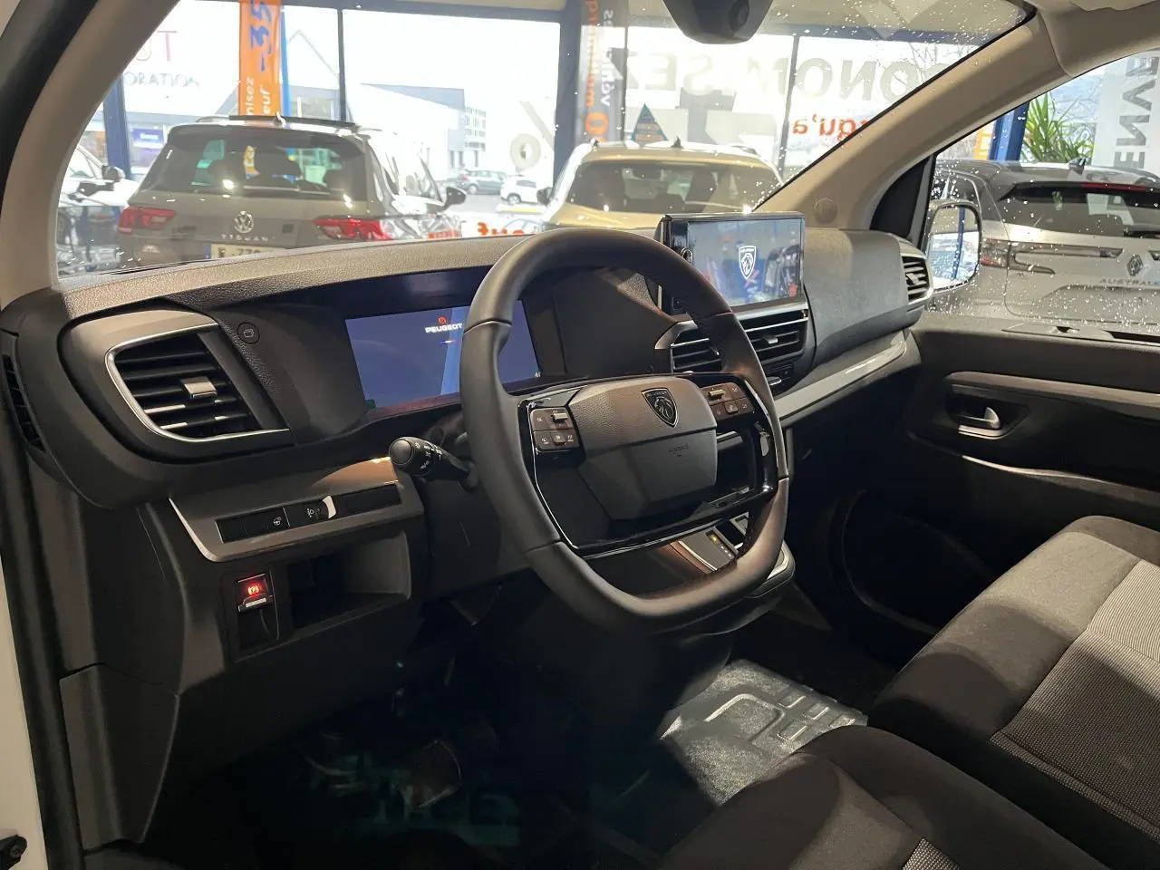 Intérieur du Peugeot Expert Fourgon 2024 vu côté conducteur, volant cuir noir et tableau de bord numérique.