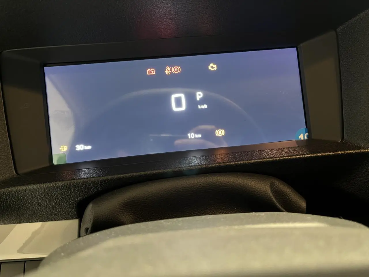 Affichage numérique du combiné 10 pouces du Peugeot Expert Fourgon 2024, vu depuis le volant en cuir noir.