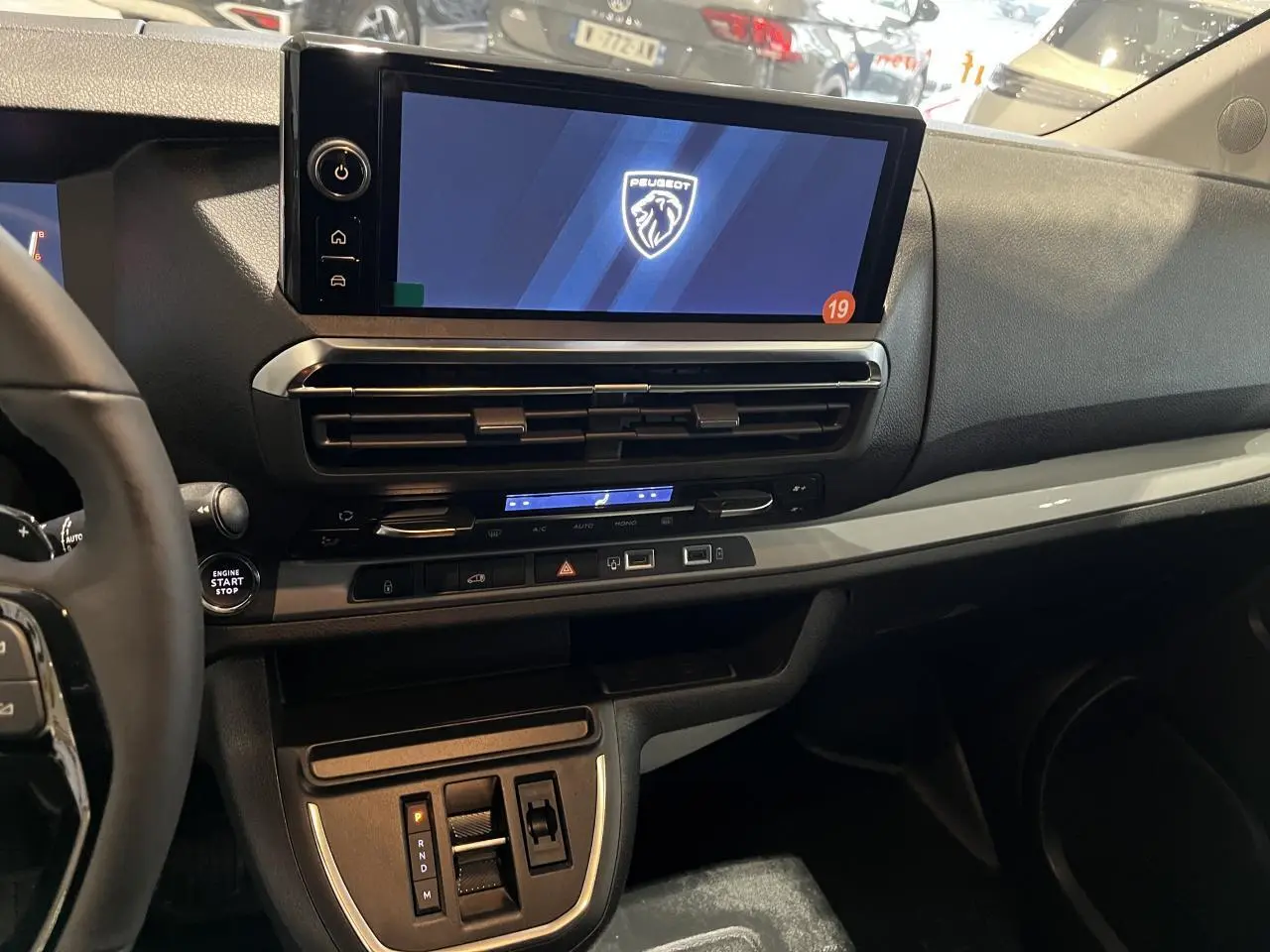 Intérieur du Peugeot Expert Fourgon 2024 vu côté passager, tableau de bord avec écran tactile et commandes modernes.