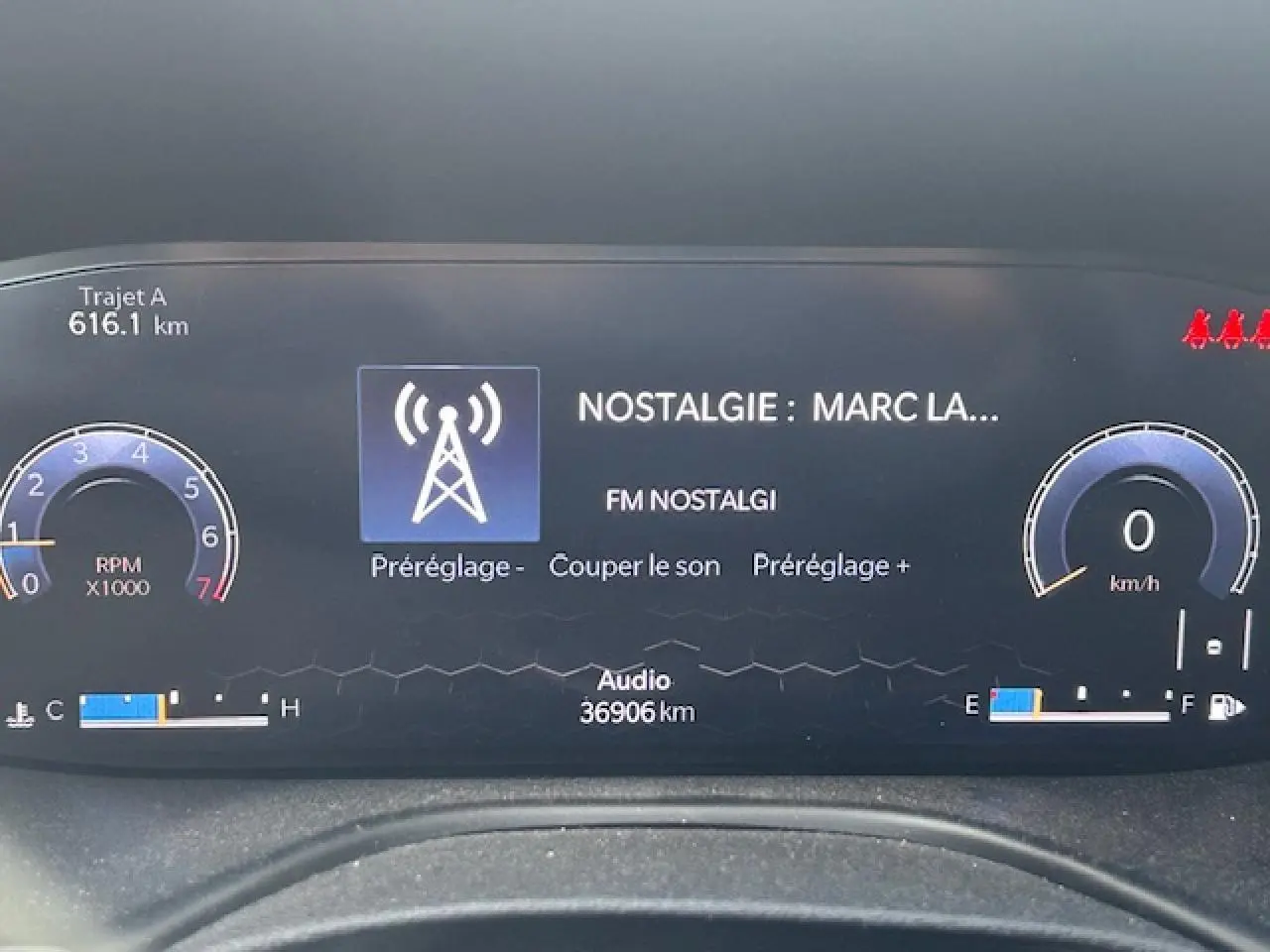 Tableau de bord numérique du Jeep Compass 2022 affichant la radio FM Nostalgie et les compteurs à zéro.