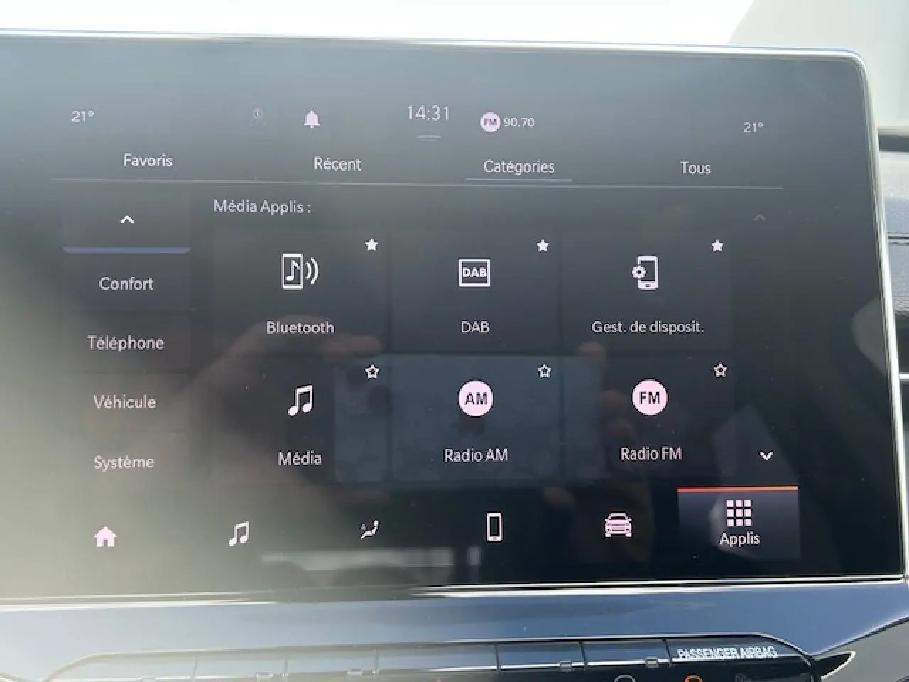 Écran tactile central du Jeep Compass 2022 affichant les options multimédia avec interface moderne et claire