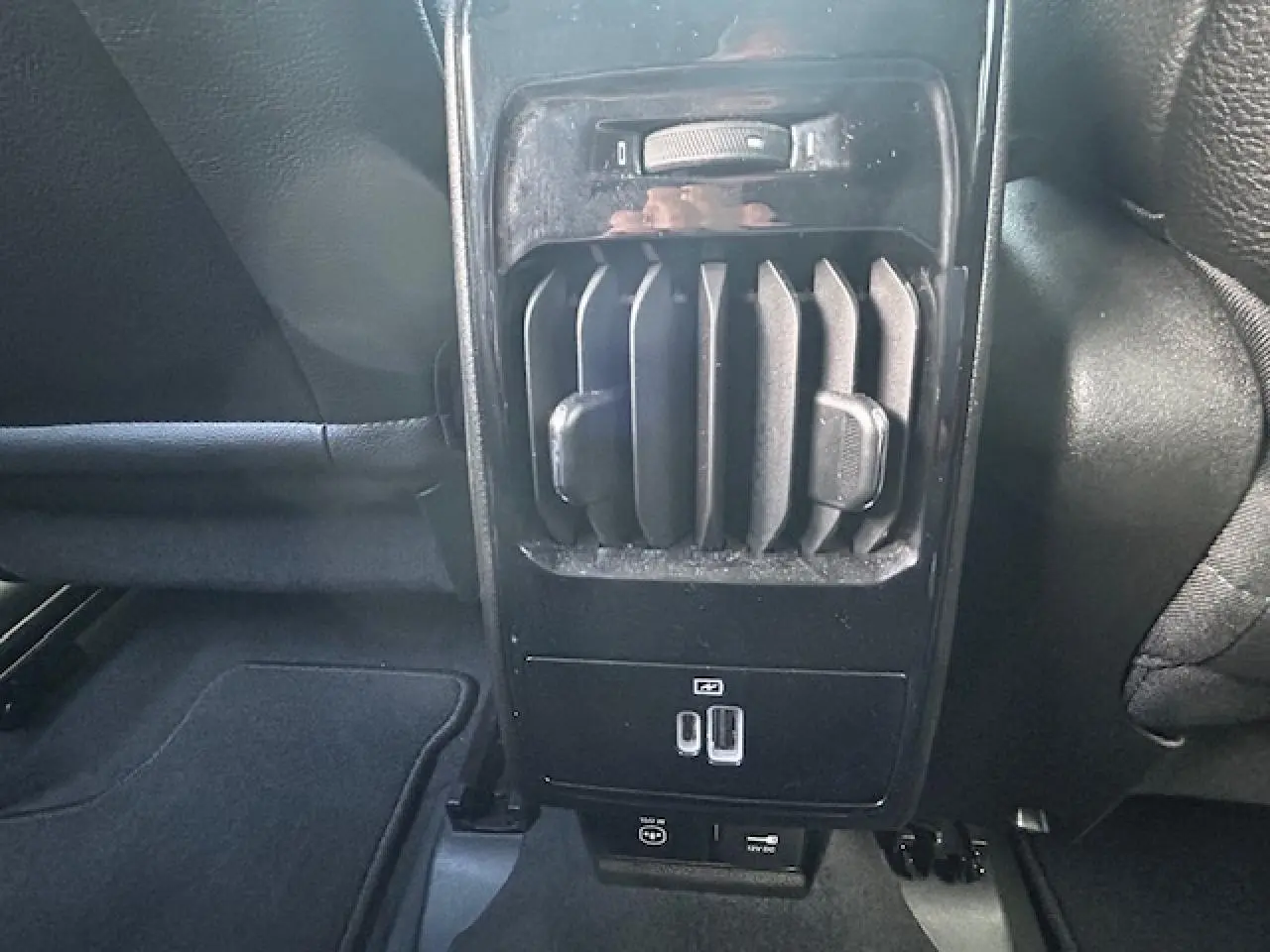Vue rapprochée des aérateurs arrière et prises USB du Jeep Compass 2022 finition Limited, intérieur noir.