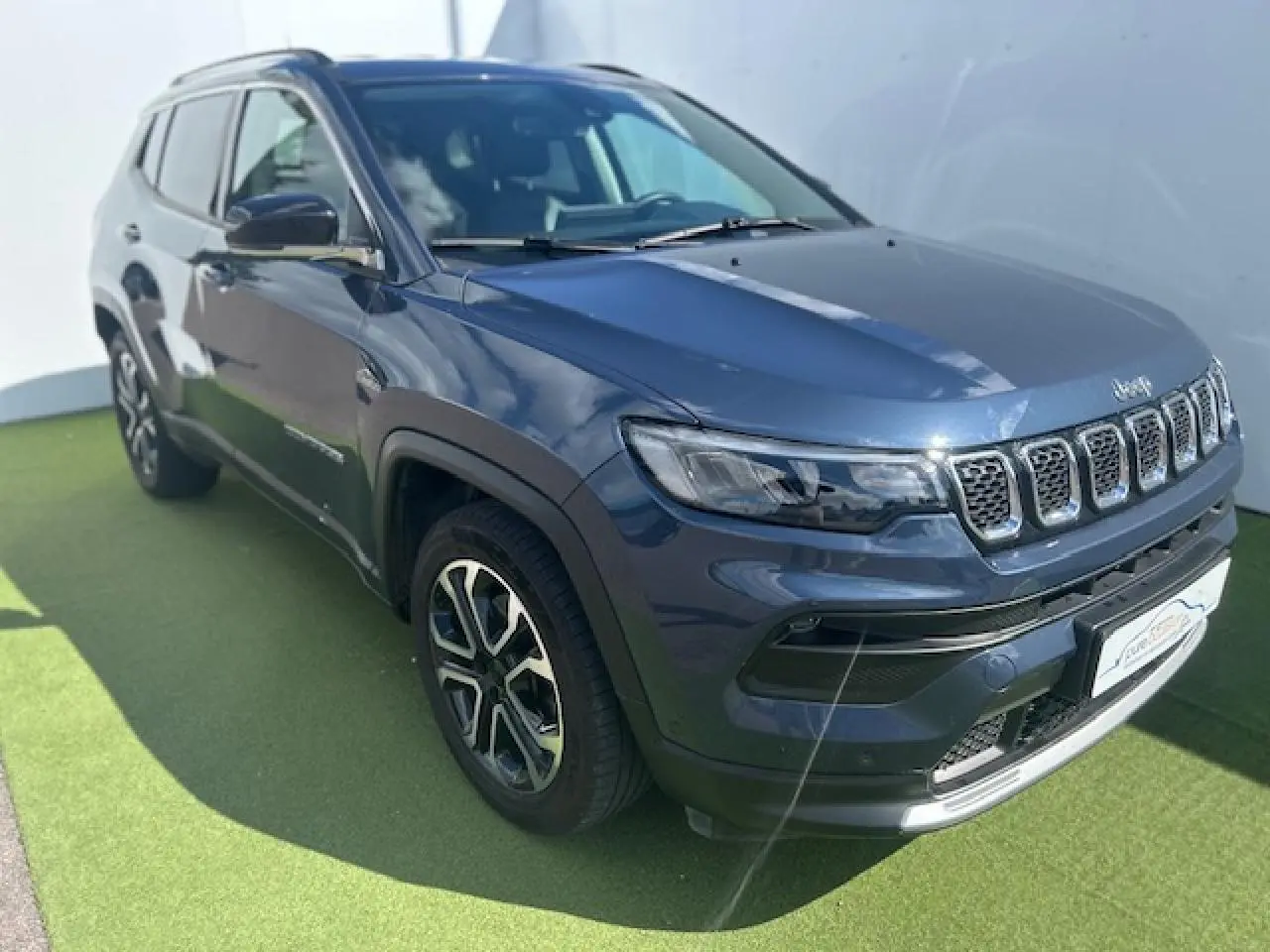 Jeep Compass II bleu métallisé en 3/4 avant droit avec calandre distinctive et jantes alliage 18 pouces.