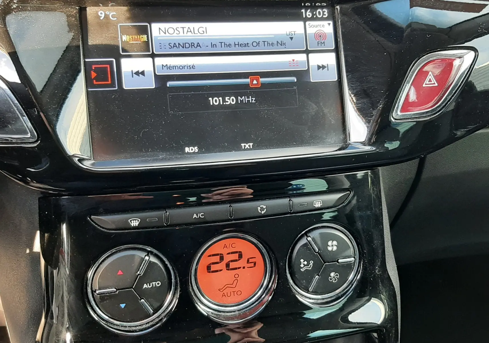 Tableau de bord noir brillant de Citroën C3 2016 avec écran tactile et commandes climatisation digitales affichant 22,5°C.