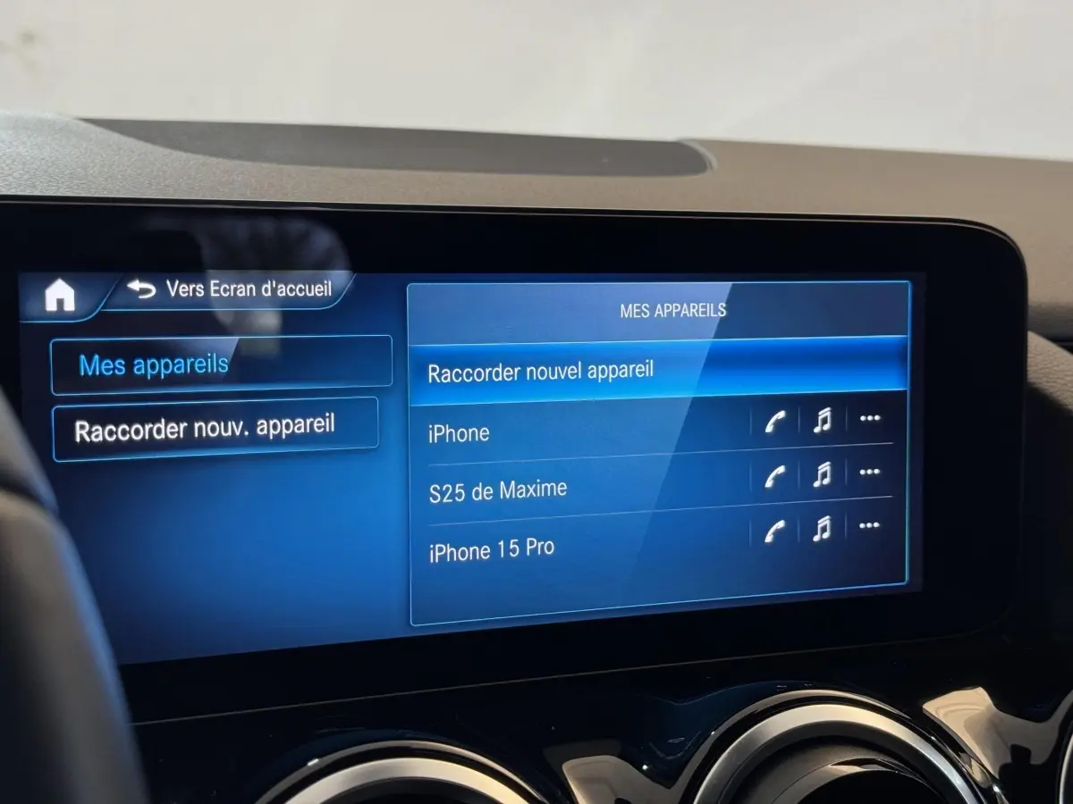 Écran tactile central du Mercedes GLA 250 e Business Line 2023 affichant la connexion Bluetooth des appareils.