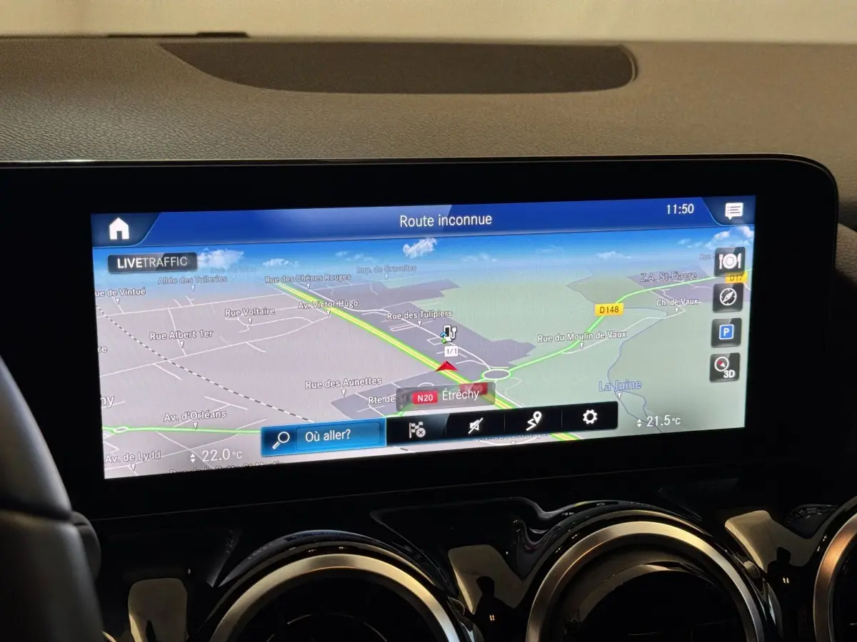 Écran tactile central de navigation 3D dans le tableau de bord d'une Mercedes GLA 250 e Business Line gris foncé.