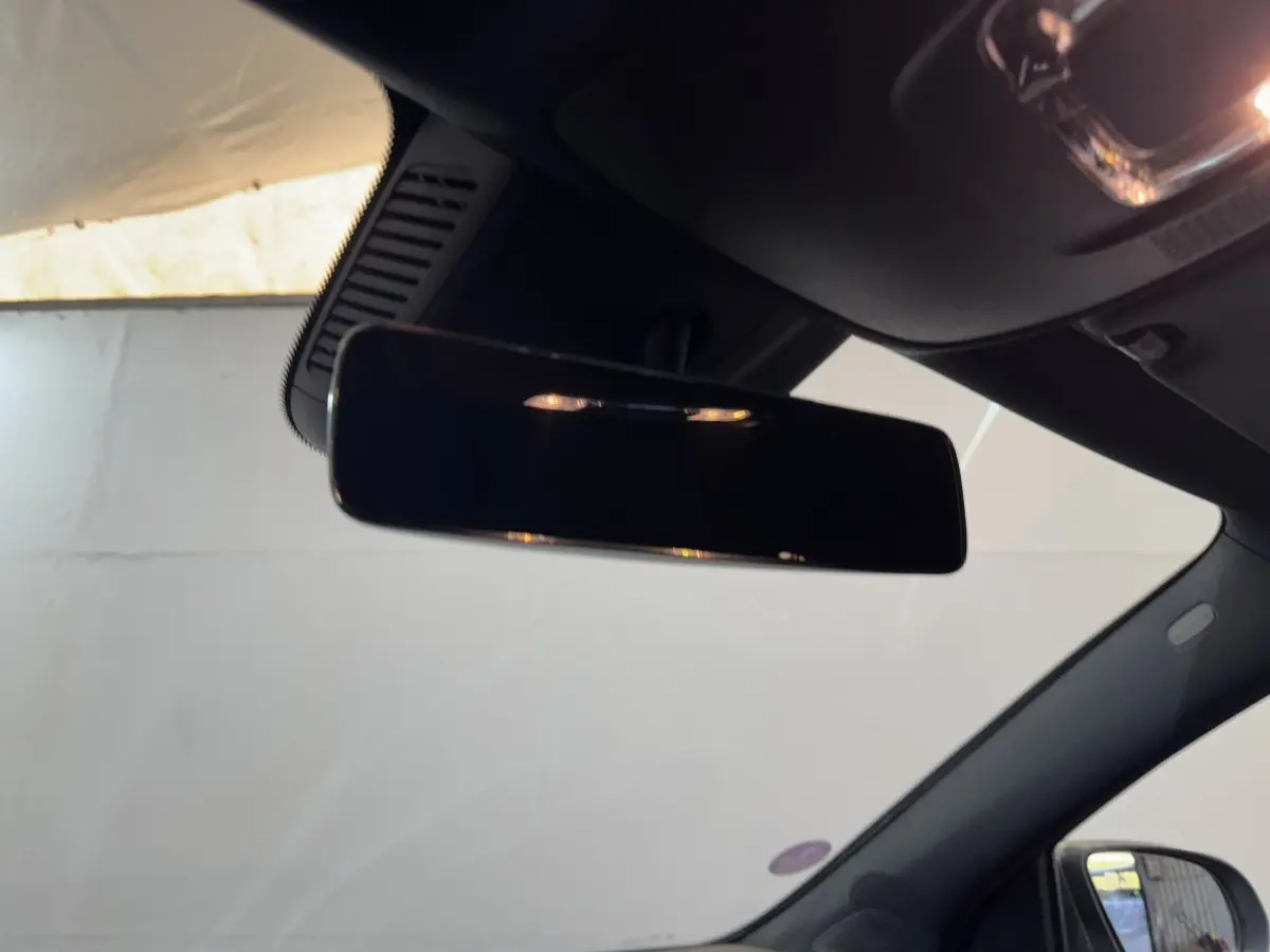 Rétroviseur intérieur noir de la Mercedes GLA 250 e Business Line 2023, vue côté conducteur avec pare-brise en arrière-plan.