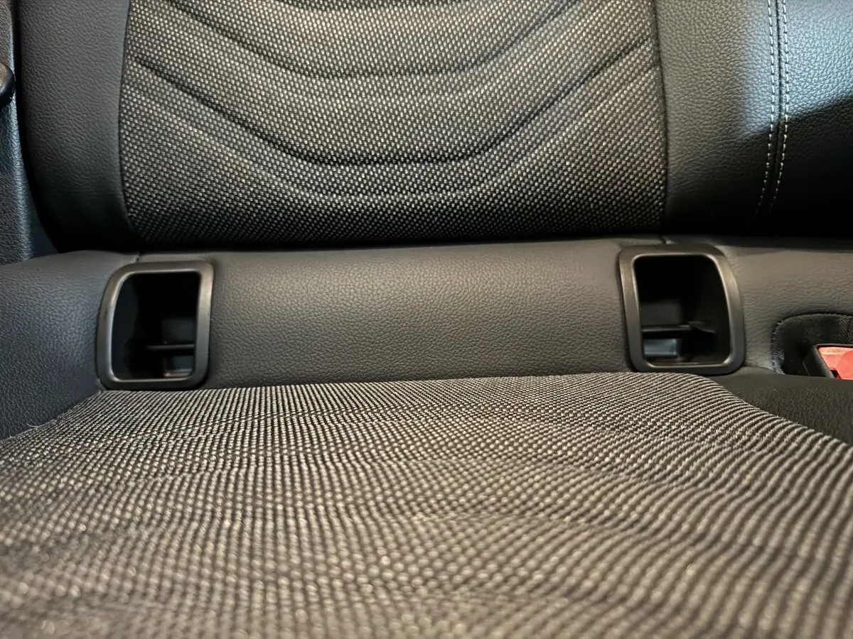 Gros plan sur l'assise arrière en tissu gris foncé du Mercedes GLA 250 e Business Line 2023, avec ancrages Isofix visibles.