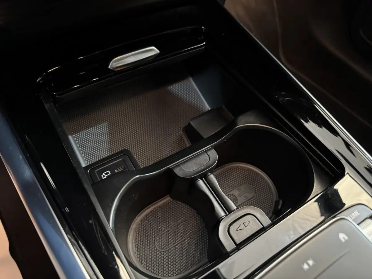 Gros plan sur les porte-gobelets noirs et la console centrale brillante du Mercedes GLA 250 e Business Line 2023.