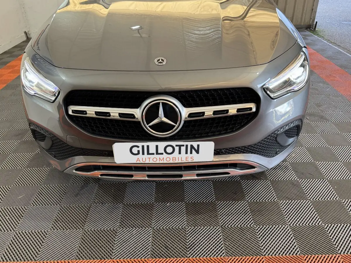 Vue frontale rapprochée d’une Mercedes GLA 250 e Business Line gris foncé avec calandre noire et logo central chromé.