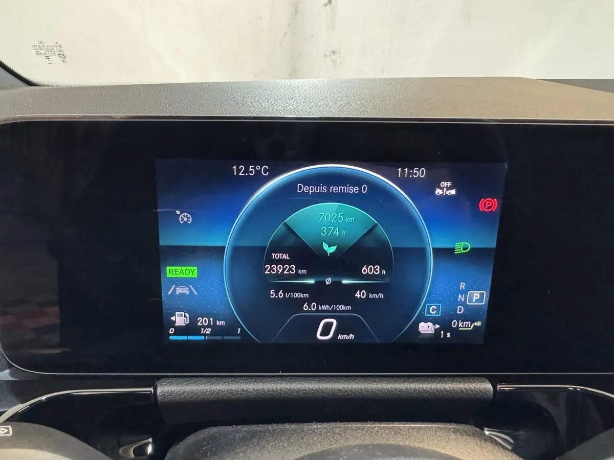 Affichage numérique du tableau de bord du Mercedes GLA 250 e gris foncé, montrant les données de conduite et autonomie.