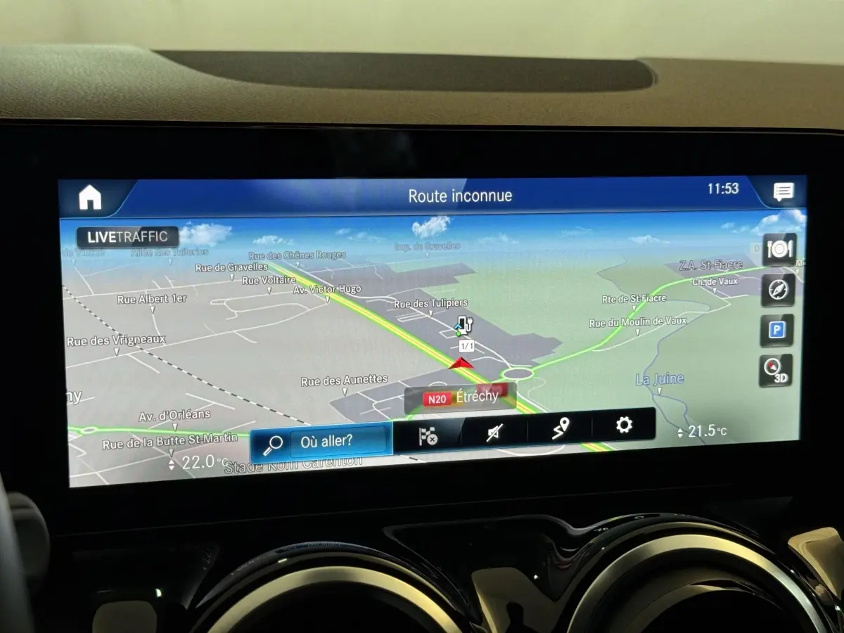 Écran tactile central du tableau de bord du Mercedes GLA 250 e Business Line 2023 affichant la navigation 3D.
