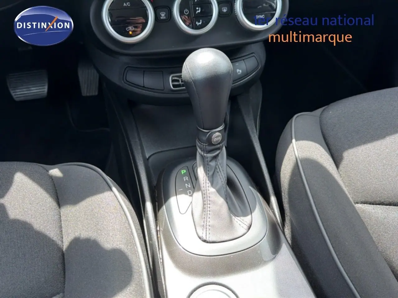 Le levier de vitesses automatique en cuir noir au centre de l’habitacle du Fiat 500X 2024.