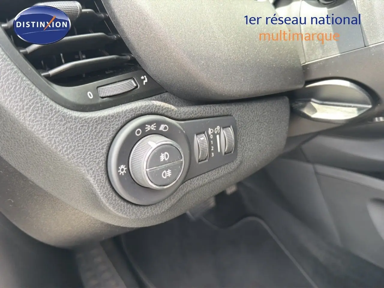 Détail du tableau de bord côté gauche avec commandes d’éclairage sur FIAT 500X hybride 2024.