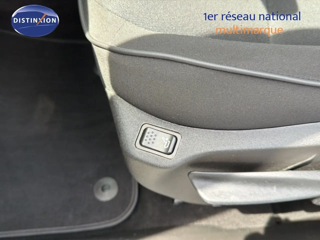 Détail du bouton de réglage électrique sur le côté du siège conducteur noir dans un Fiat 500X Bleu Venezia 2024.