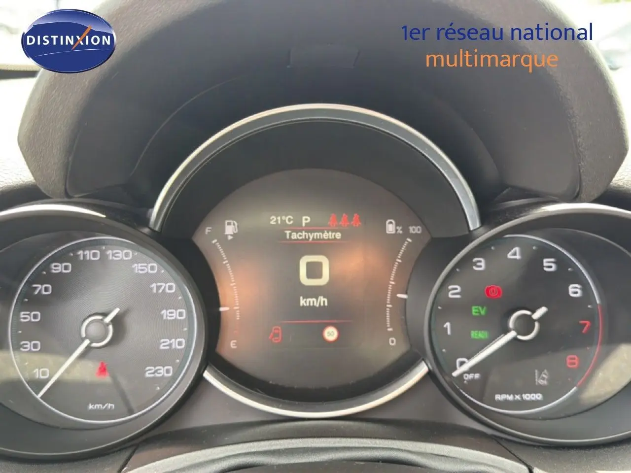 Vue rapprochée du tableau de bord numérique de la Fiat 500X 2024, affichant le tachymètre et le compte-tours.