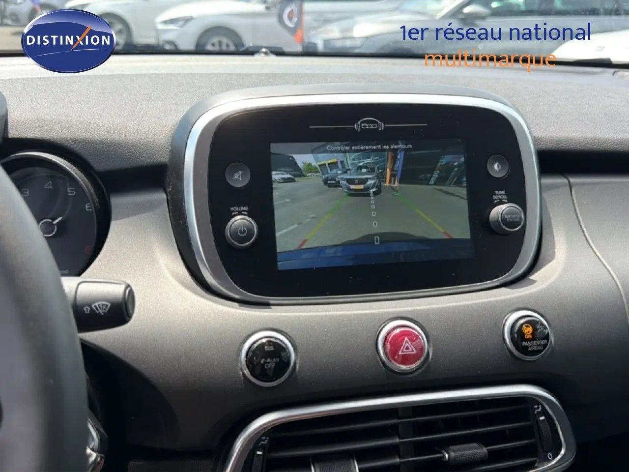 Vue rapprochée de l’écran central du tableau de bord du Fiat 500X montrant la caméra de recul en fonctionnement.