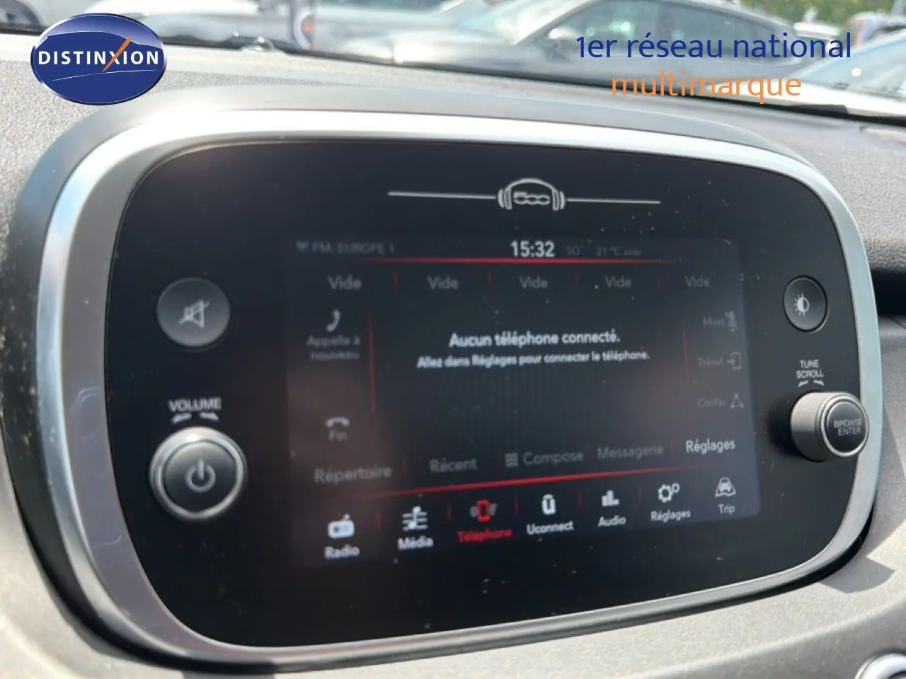 Écran tactile central du tableau de bord du Fiat 500X 2024, affichant l'interface multimédia sans téléphone connecté.