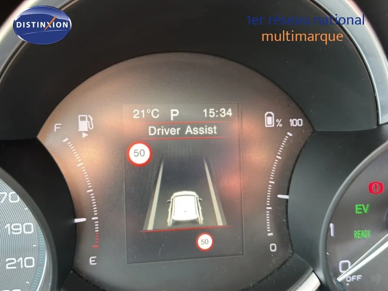 Vue rapprochée du tableau de bord numérique du FIAT 500X bleu Venezia, affichant l'assistance à la conduite et la température.