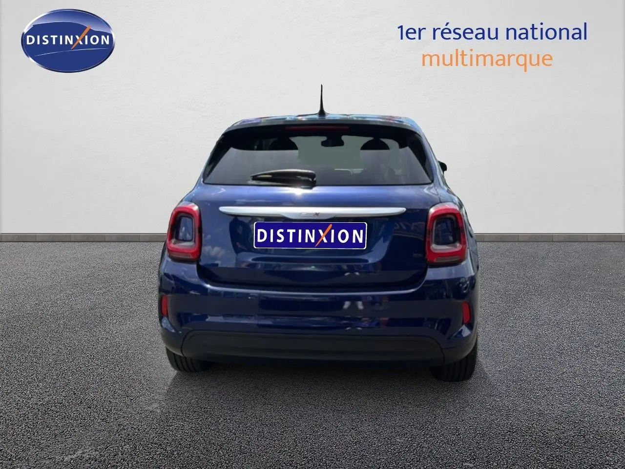 Vue arrière d'une FIAT 500X 2024 bleu Venezia, avec feux arrière LED et hayon fermé sur fond neutre.
