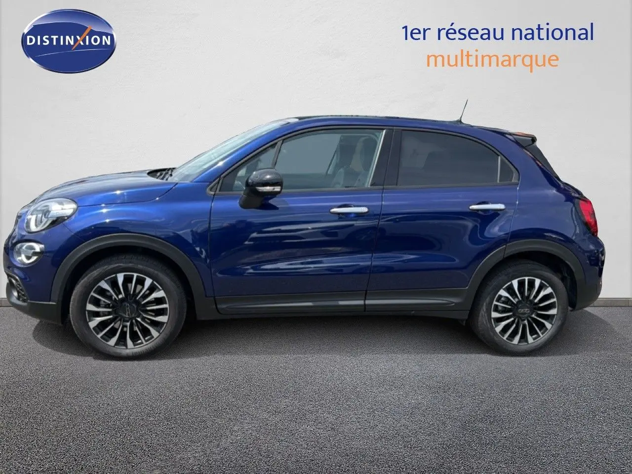 Profil latéral droit d'une FIAT 500X 2024 en bleu Venezia avec jantes alliage bicolores et détails noirs contrastants.