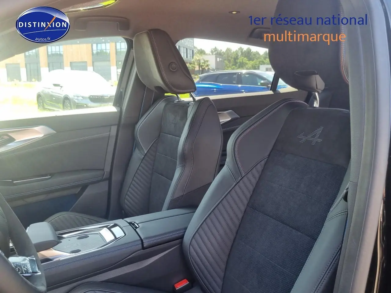 Intérieur de la Renault Rafale 2025 noir étoile, vue côté droit sur les sièges avant sport avec logo Alpine brodé.