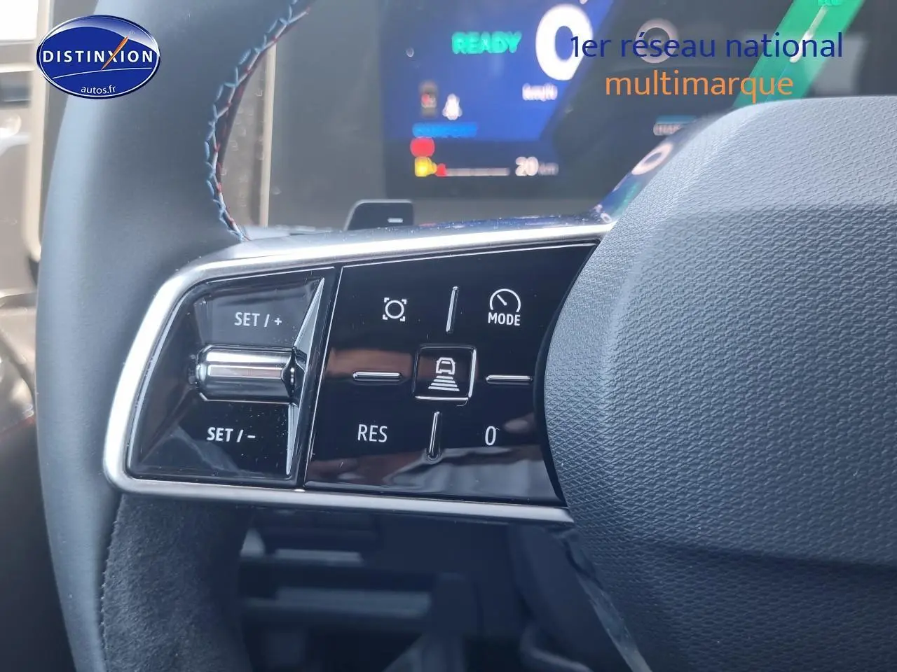 Gros plan sur les commandes de régulateur de vitesse au volant d'une Renault Rafale noire étoile 2025.