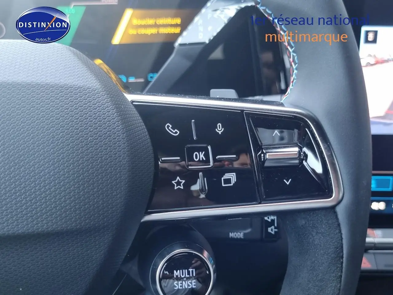 Gros plan sur les commandes multifonctions du volant noir de la Renault Rafale 1.2 e-tech full hybrid 2025.